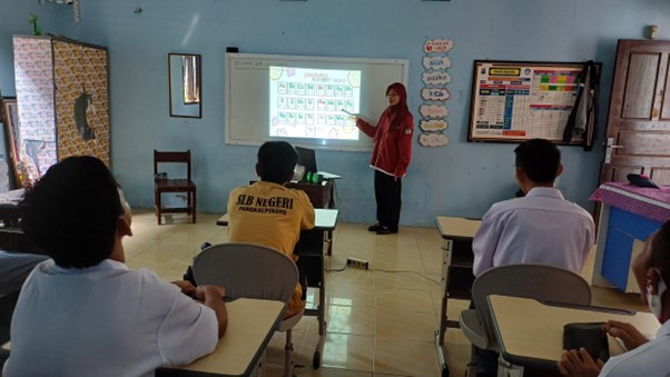 Asistensi Mengajar Mahasiswa UBB di SLB